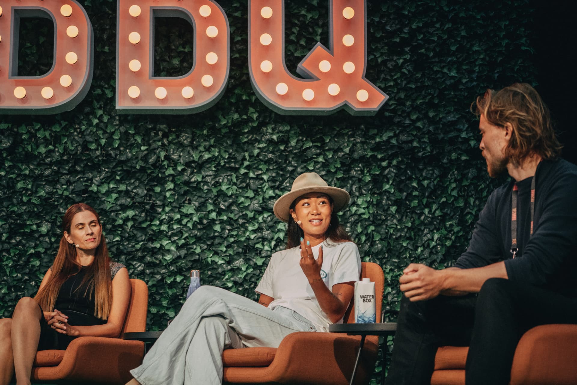 Sahra-Josephine con sombrero hablando en un panel de TechBBQ en Copenhague