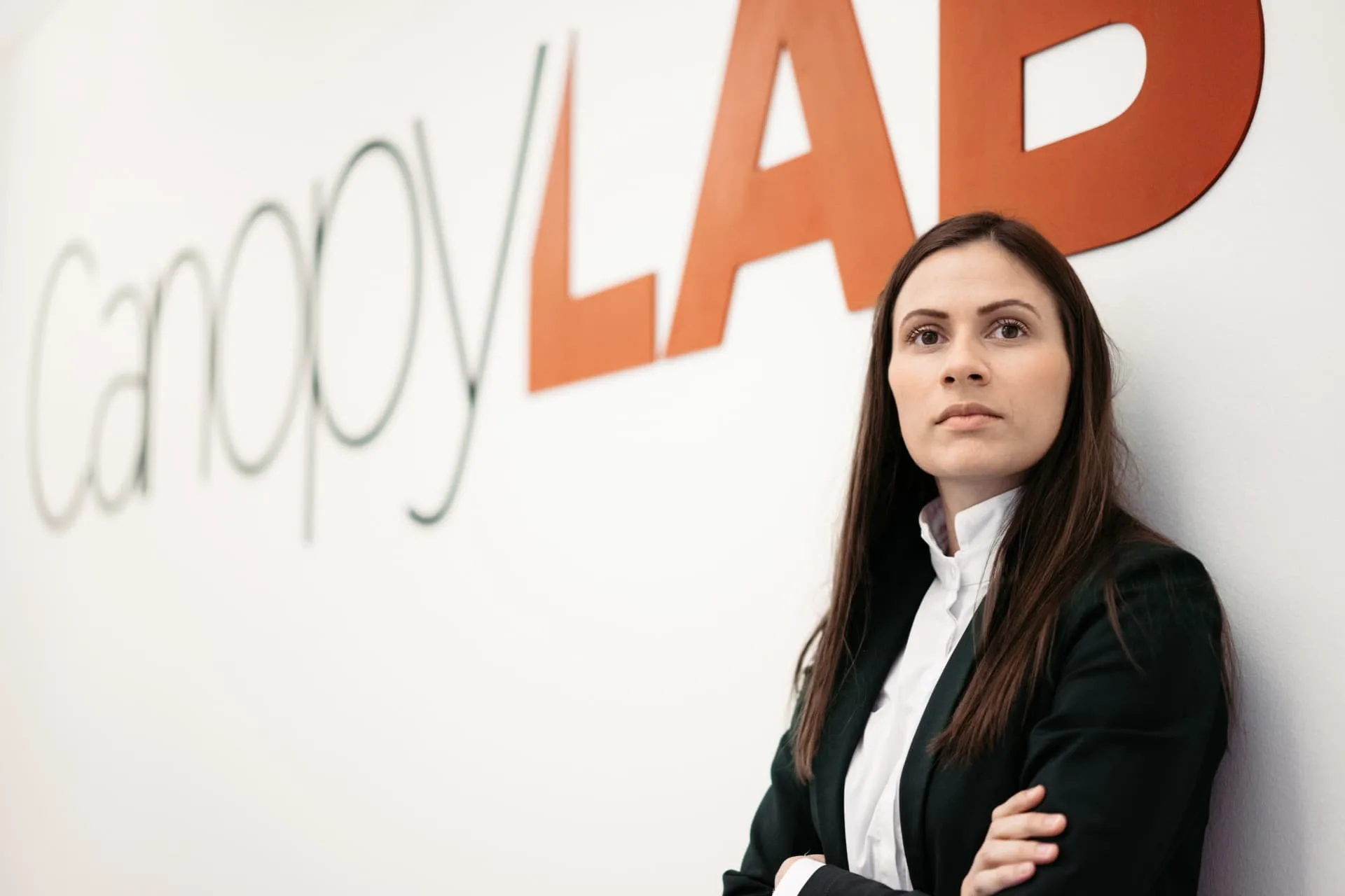 Sahra-Josephine frente al logotipo de CanopyLAB