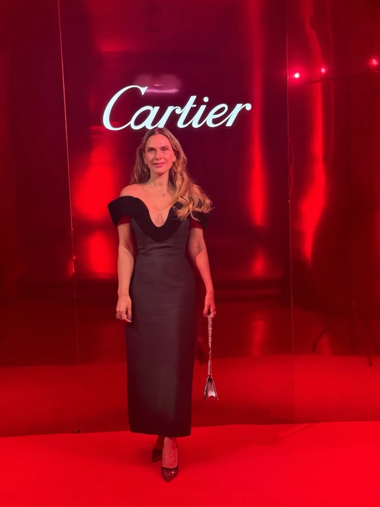 Sahra-Josephine in a black dress in front of the Cartier sign